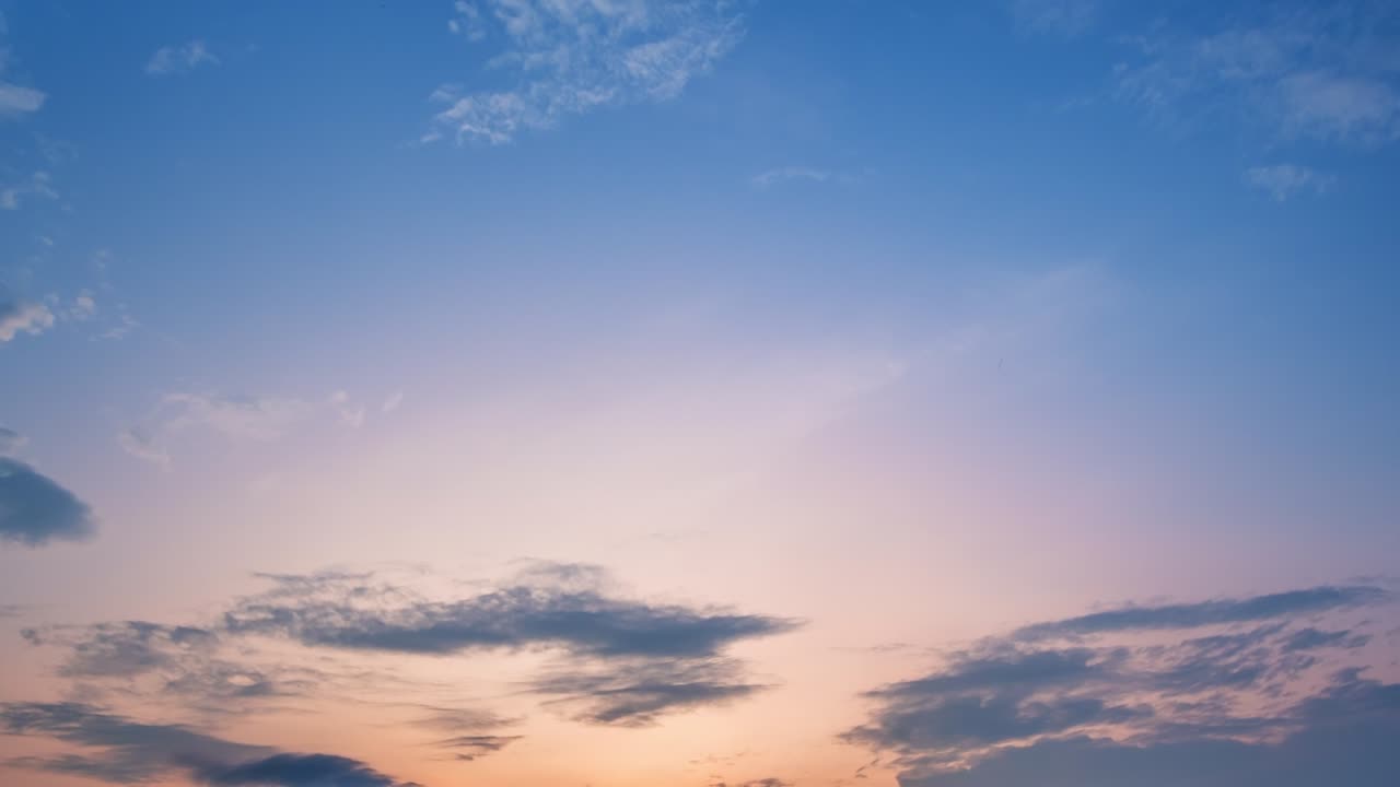 황혼과 새벽의 하늘과 큐러스 구름 시간 지연은 저녁 4k 영상입니다.