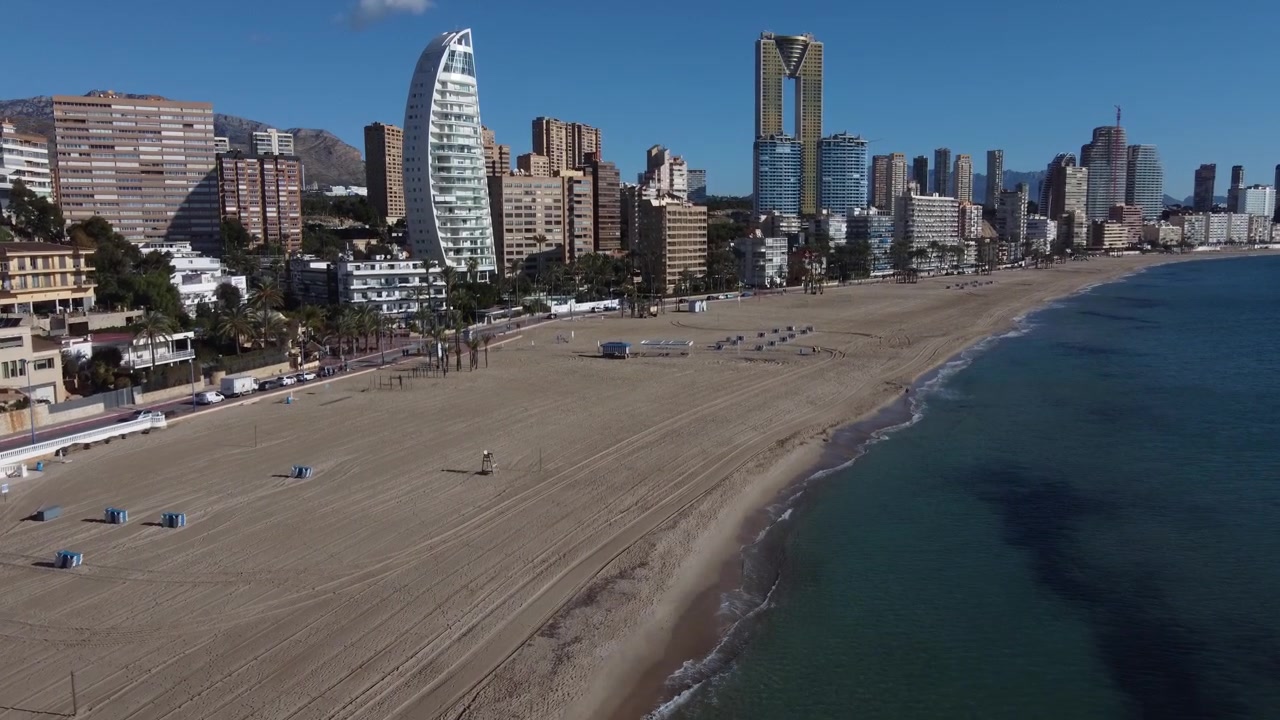 Ascesa aerea verso i grattacieli The Dolphin e In Tempo a Benidorm, Spagna