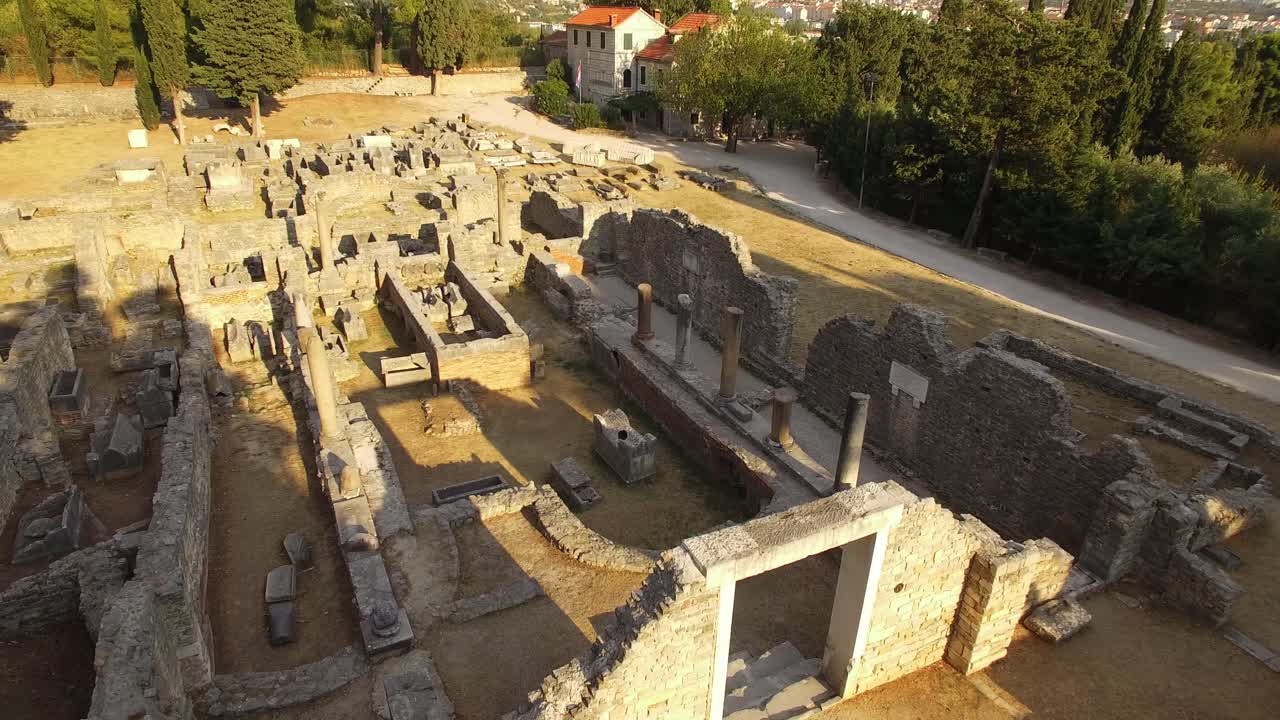 una hermosa vista de la antigua iglesia en salona