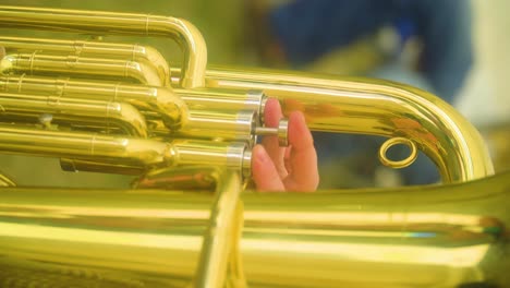 Nahaufnahme-Der-Hände-Kaukasischer-Spieler-Mit-Goldener-Tuba,-Die-In-Einem-Lernkurs,-Der-Auf-Dem-Vertikalen-Video-„Sommerfest-Im-Zelt“-Basiert,-Ununterbrochen-Die-Knöpfe-Drücken