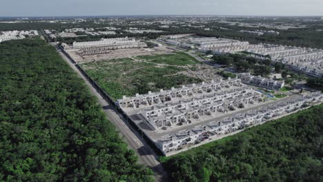 tomada de un avión no tripulado de un edificio de desarrollo en cancún, playa del carmen, área de tulum, yucatán en méxico