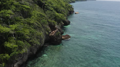 aguas cristalinas cubren los arrecifes a lo largo de los acantilados de playa rincón en la república dominicana