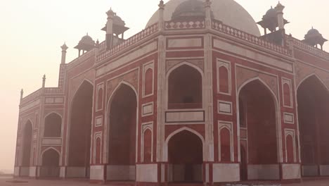 Tumba-De-Humayun-En-La-Mañana-Brumosa-Desde-Una-Perspectiva-única-Tomada-En-Delhi-India