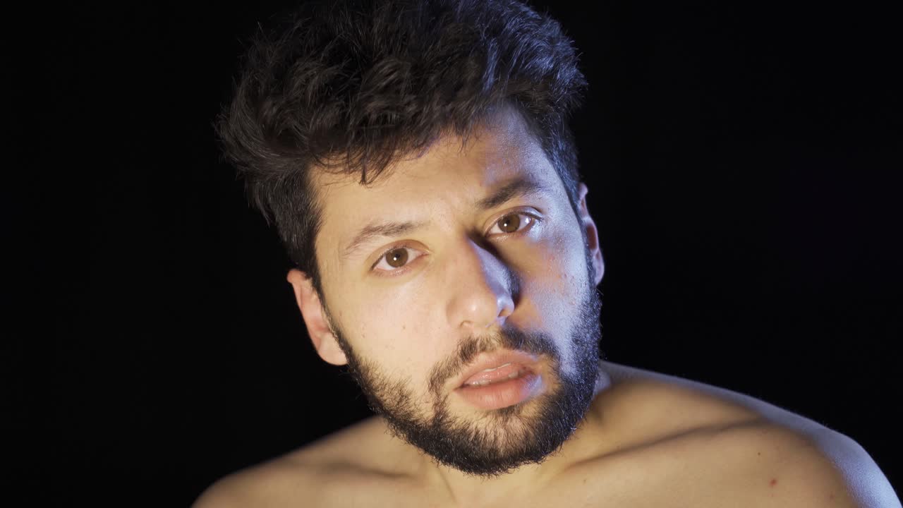 retrato de un hombre loco y enfermo mental.