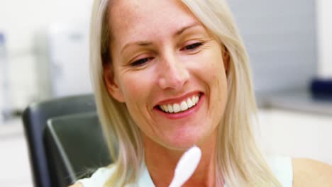 mujer con cepillo de dientes