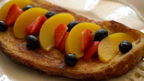 Tostadas-Francesas-Con-Melocotón,-Fresa-Y-Arándanos