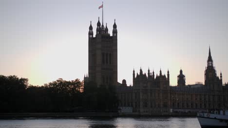 bellissimo tramonto dietro westminster, casa del parlamento a londra