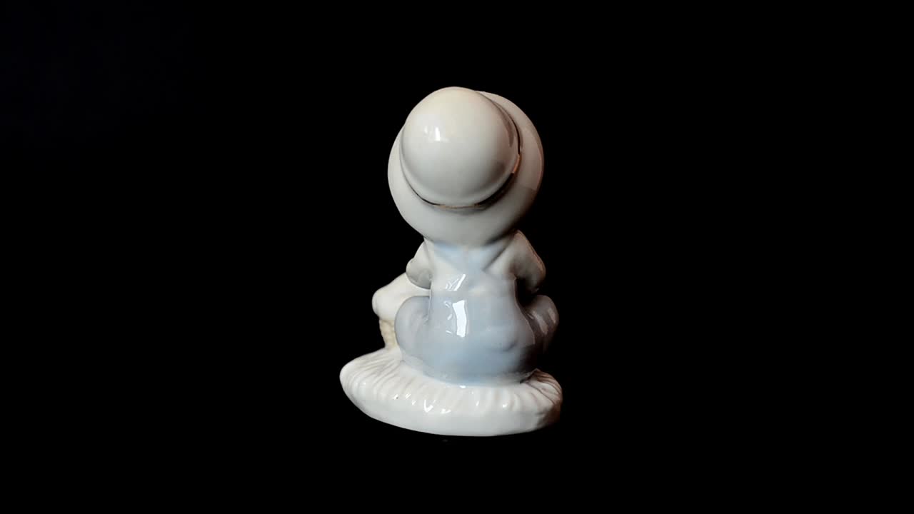 Optagelse af en hundestatuette. Optagelse af en statuette.