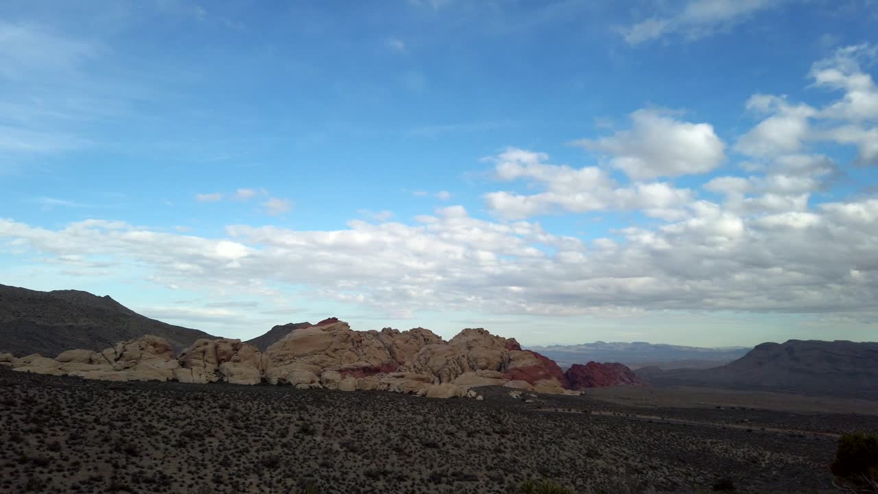 cacerola lenta y ancha sobre el cañón de rocas rojas desde el mirador del cañón de rocas rojas, las vegas, nevada en un día soleado de primavera