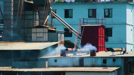 emisión de humo de gas tóxico de la chimenea de una fábrica industrial en bangladesh
