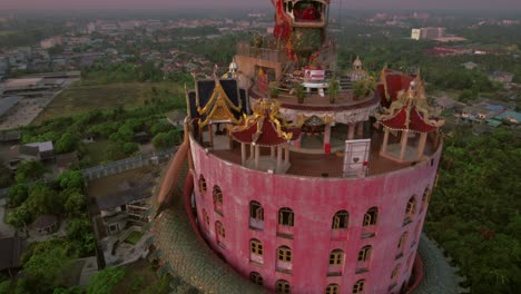 Luftaufnahme-Des-Einzigartigen-Rosa-Drachentempels-Wat-Samphran-In-Bangkok,-Thailand