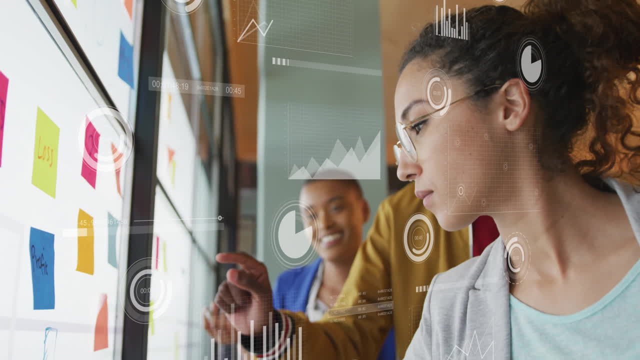 animación del procesamiento de datos financieros sobre diversas personas de negocios en la oficina