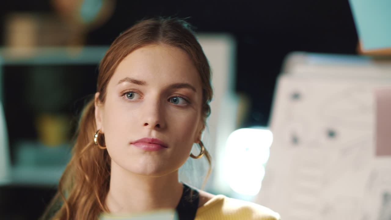 разочарованная деловая женщина смотрит на наклейки на стеклянной доске в офисе хипстера