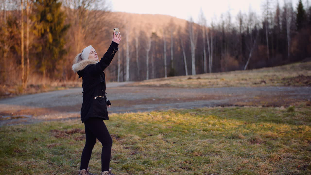 женщина ищет покрытие мобильной связи