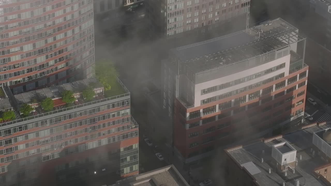 Paisaje urbano con niebla