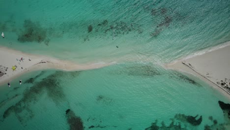 Eine-Sandbank,-Umgeben-Von-Türkisfarbenem-Wasser-Am-Wasserfall,-Den-Felsen,-Luftaufnahme