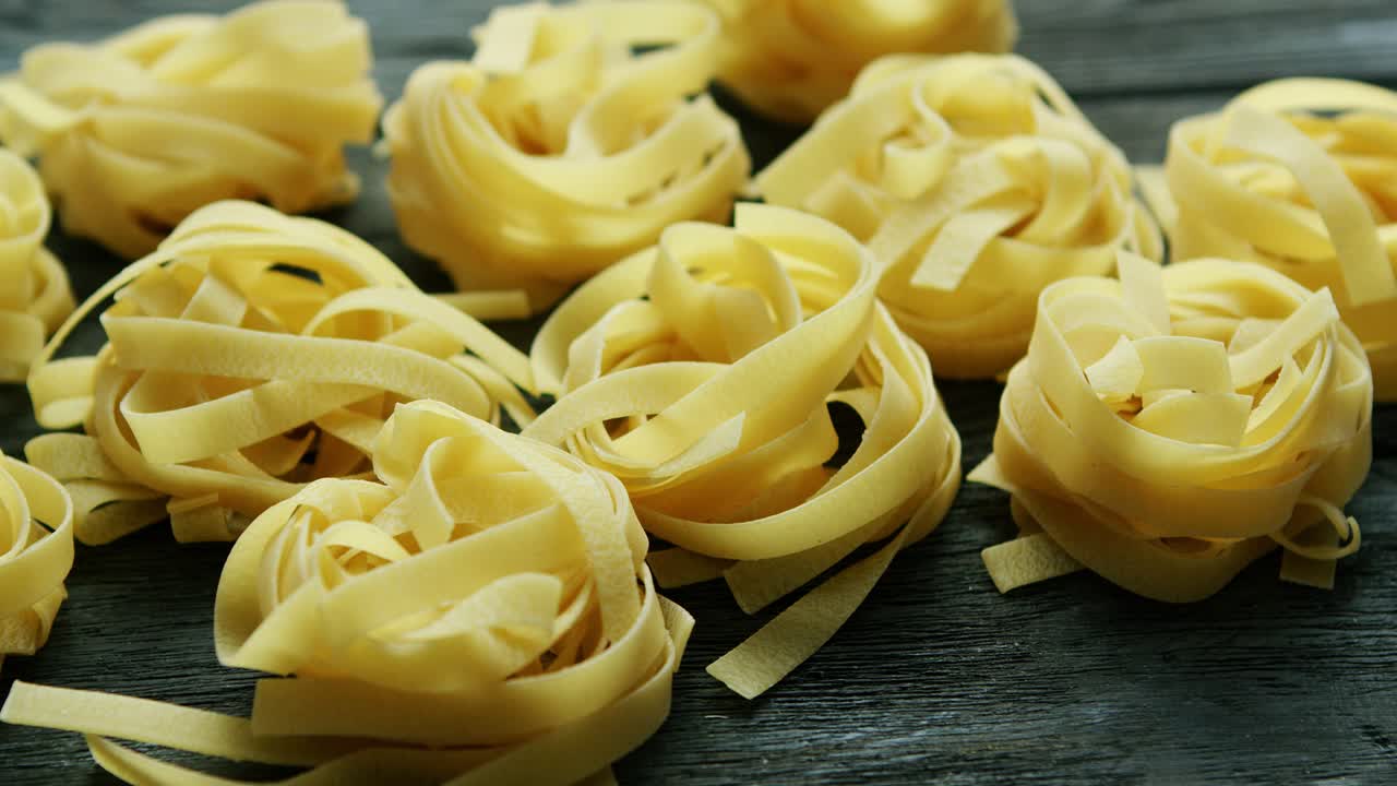 rollos de espaguetis crudos