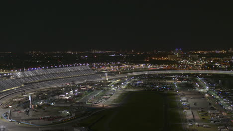 Daytona-Beach,-Florida,-Antena-V2,-De-Derecha-A-Izquierda,-Revelación-De-Los-Asientos-Del-Estadio-En-El-Circuito-Internacional-De-Noche---Dji-Inspire-2,-X7,-6k---Marzo-De-2020