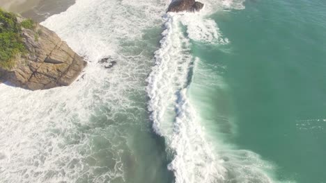 Olas-Del-Mar-Rompiendo-En-La-Costa-Rocosa-En-Nueva-Zelanda---Toma-Aérea