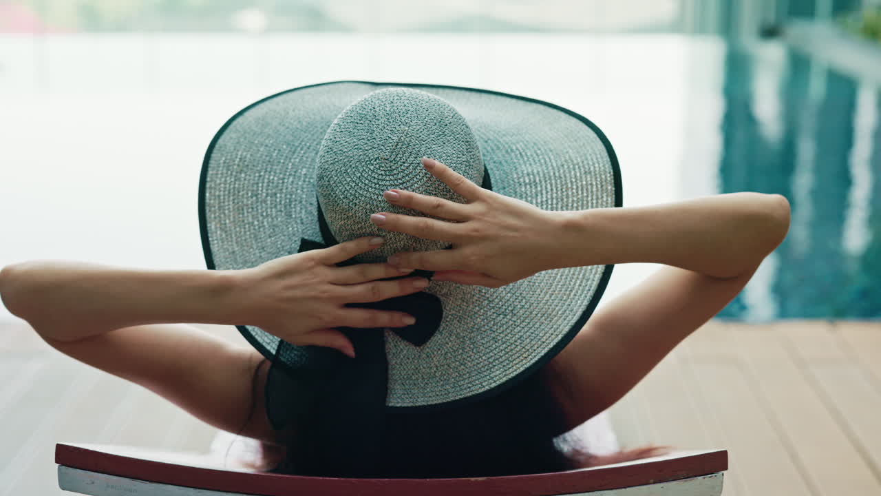 수영장 에서 휴식을 취하는 여자