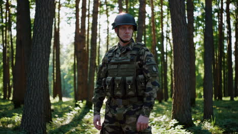 soldado en uniforme de camuflaje en el bosque