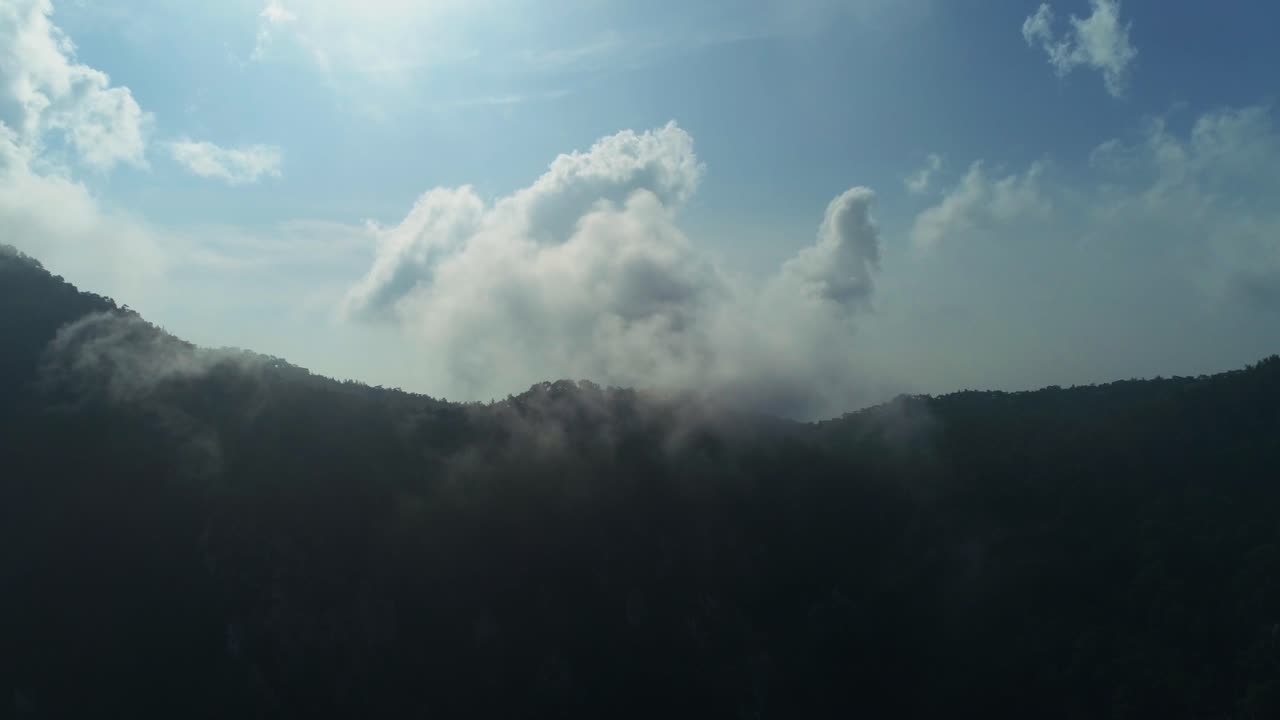 산과 구름의 조감도. 4k