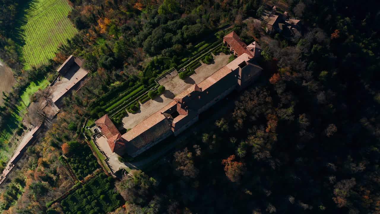antena volando sobre la azotea del castillo de montalto pavese en lombardía italia