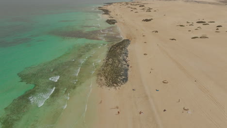 Volando-Sobre-La-Orilla-De-La-Playa-De-Corralejo-En-La-Isla-De-Fuerteventura-En-Un-Día-Soleado