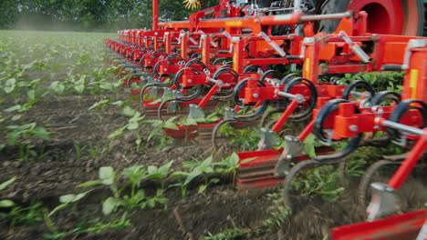 Landwirtschaftlicher-Mechanismus-Schneidet-Unkraut-Steadicam-Schuss