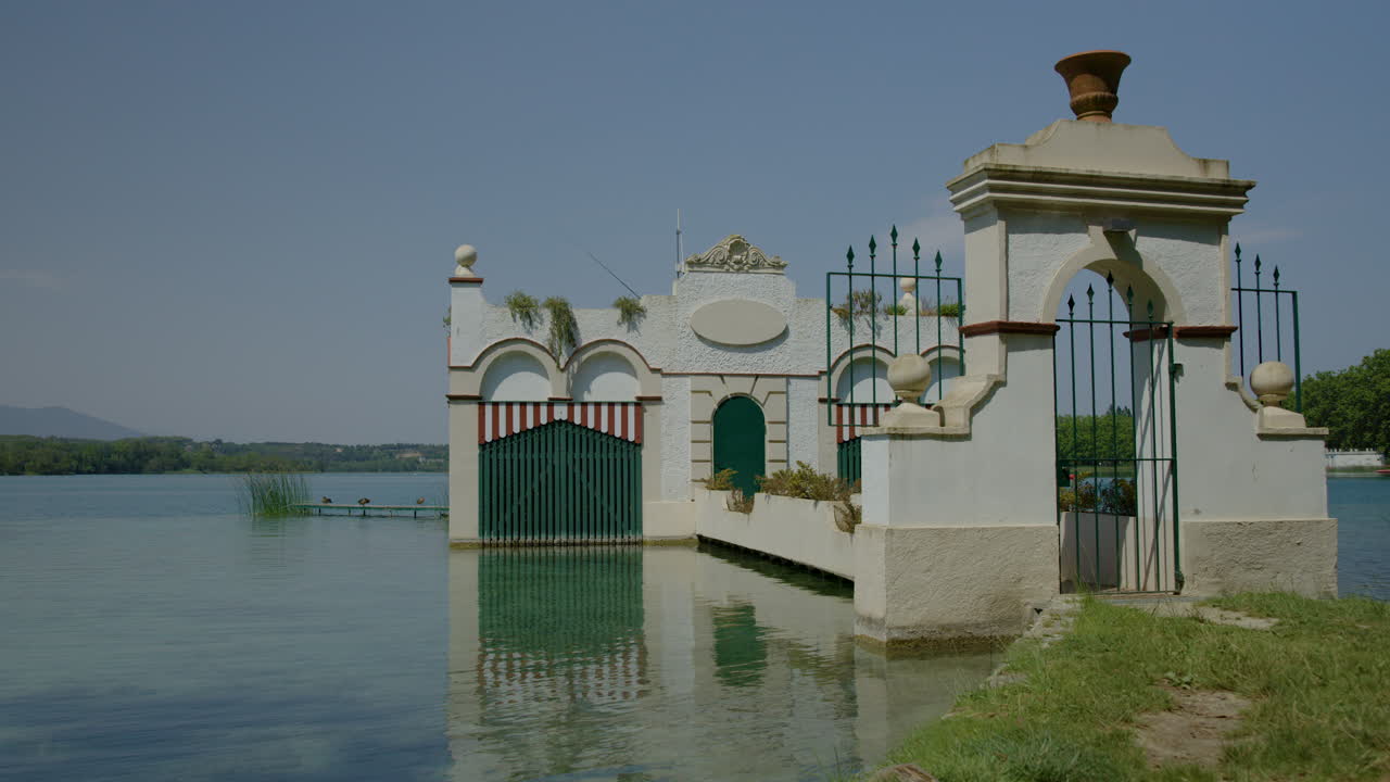 el lago de banyoles en cataluña, españa