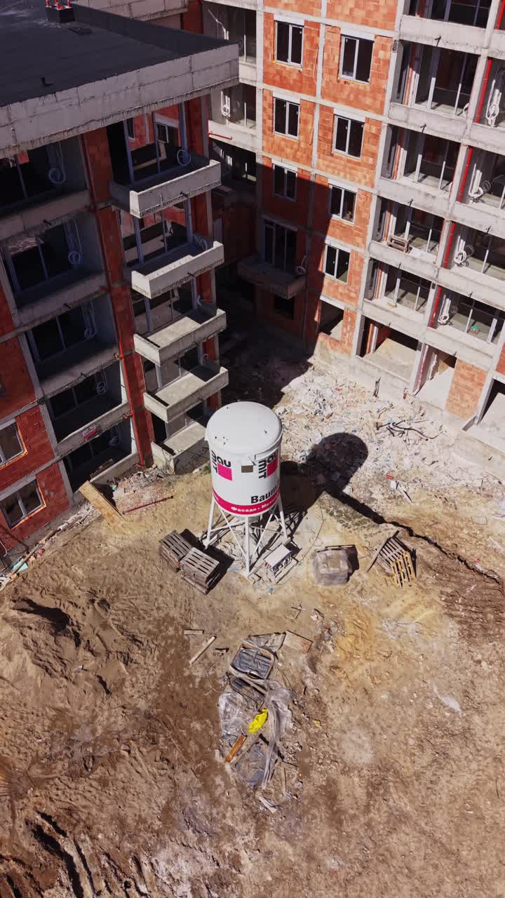 Silo de argamassa seca em um canteiro de obras residencial