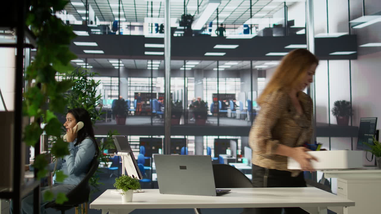 사무실 에서 책상 에서 일 하는 여자