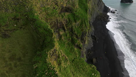 Escarpados-Acantilados-Revelan-La-Famosa-Playa-De-Arena-Negra-De-Reynisfjara-En-La-Costa-Sur-De-Islandia.