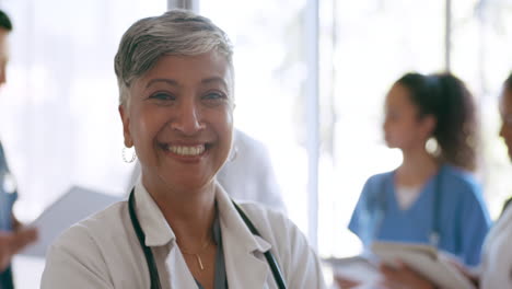 Cara,-Médico-Y-Mujer-Mayor-En-El-Hospital-Listos