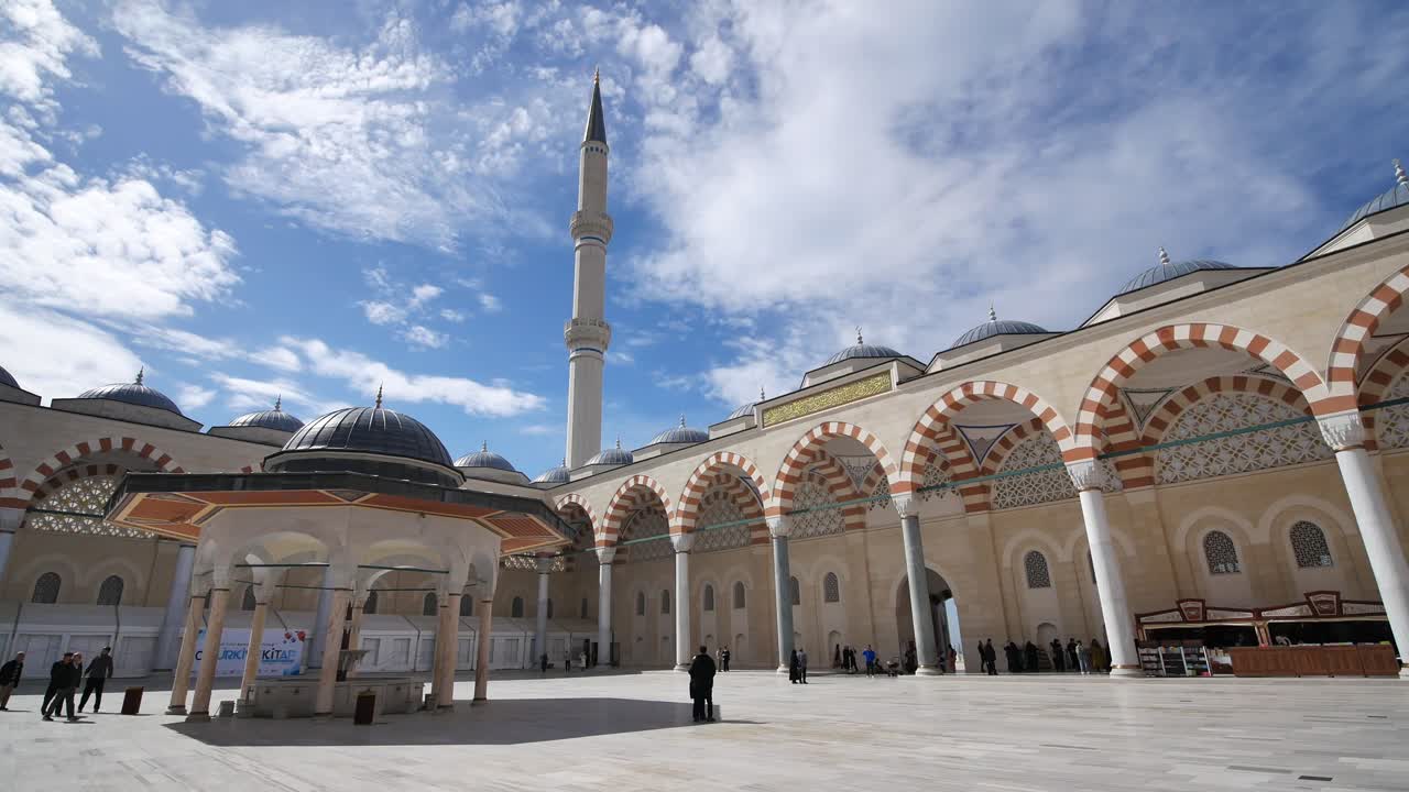 vista exterior del patio de una mezquita