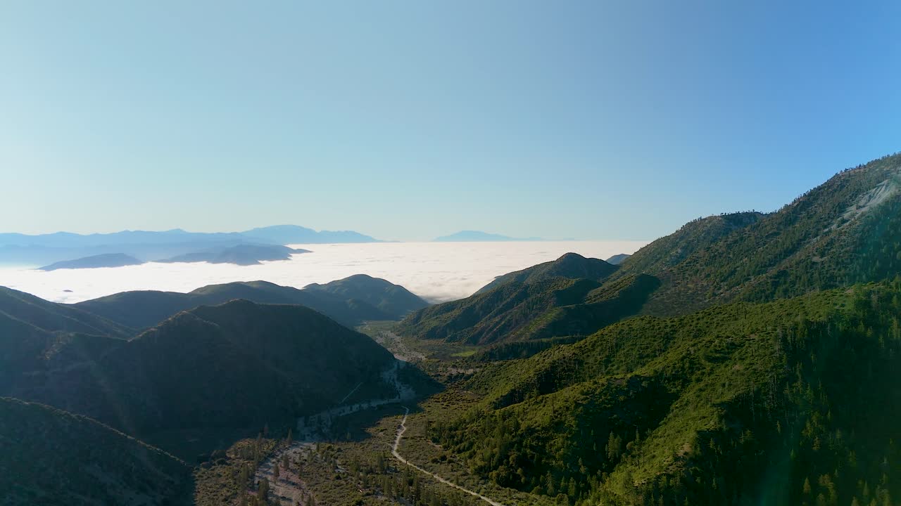 캘리포니아주 샌가브리엘 산맥에 있는 해양층이라고 불리는 역전 구름.