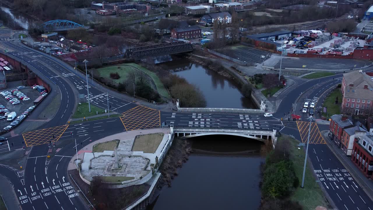 공중 이른 아침 도시 거리 교통 통근 교차로 차선 횡단 곡선 강 축소