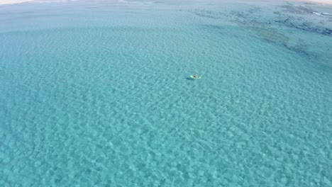 sup desliza a través de las aguas de menorca a través del verano europeo