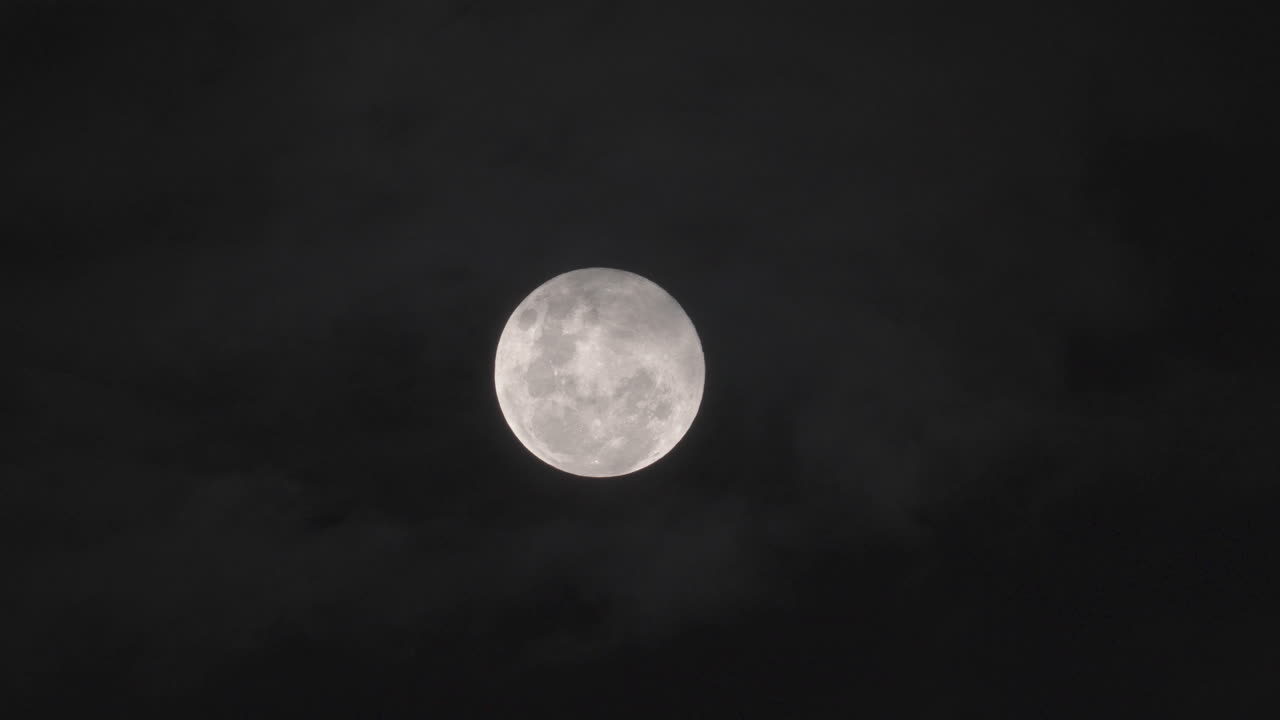 Lua cheia num céu nocturno nublado
