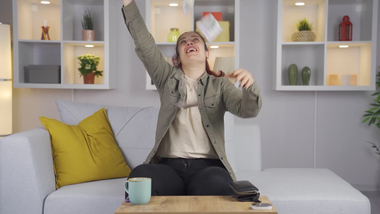 지폐를 던지는 여자.