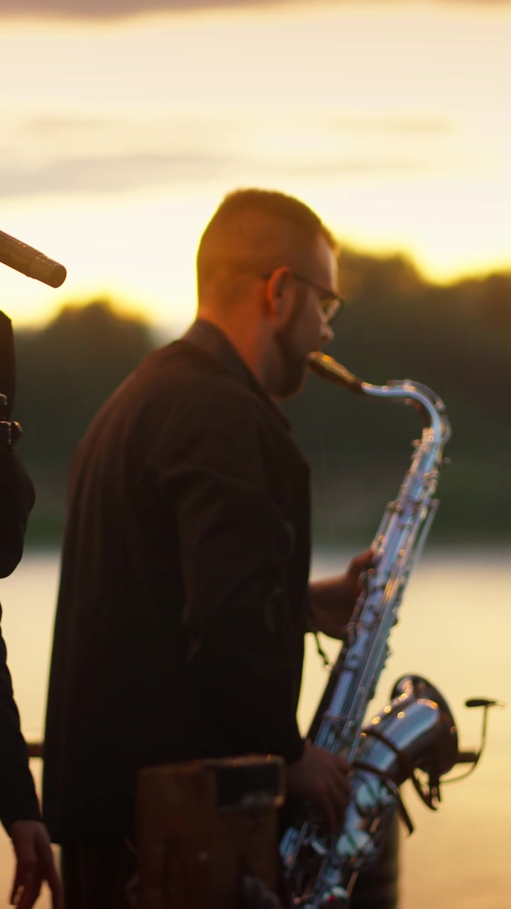 Uomo che suona il sassofono al tramonto durante l'ora d'oro