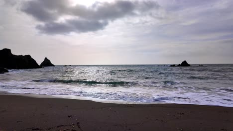 Zeitlupe-Am-Frühen-Morgen-Färbt-Wellen-Am-Sandstrand-Von-Waterford,-Irland-An-Einem-Frühlingsmorgen