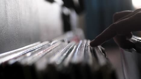 mirando a través de discos de vinilo