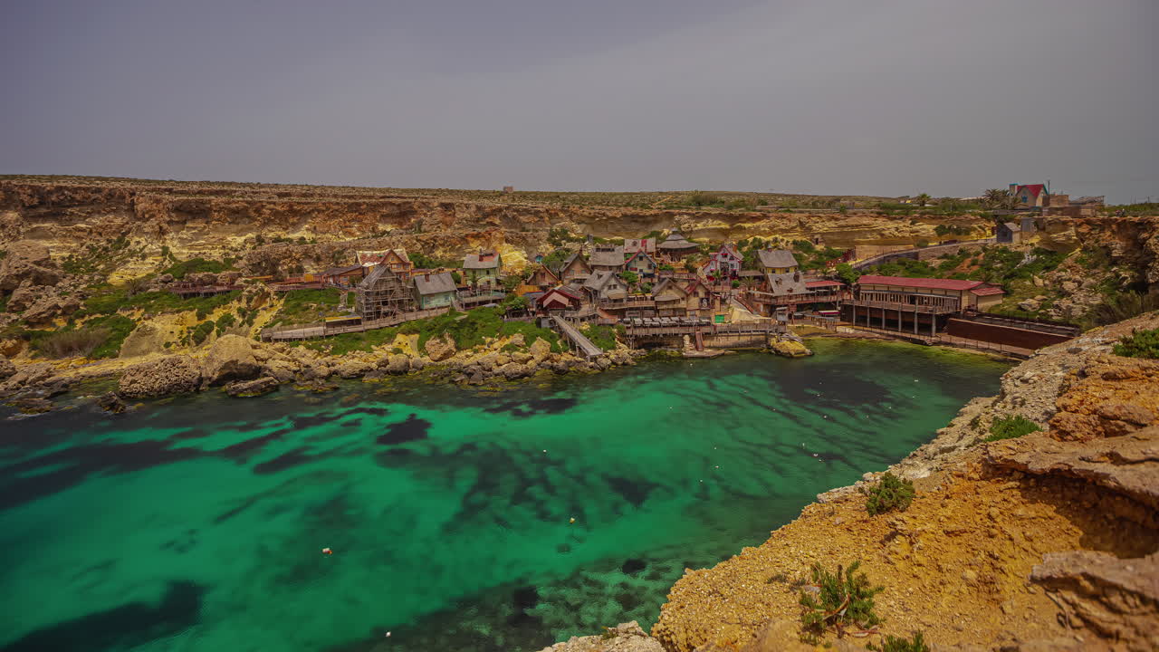aguas de marea en la bahía de anclaje por el punto de vista de la aldea de popeye en malta - lapso de tiempo