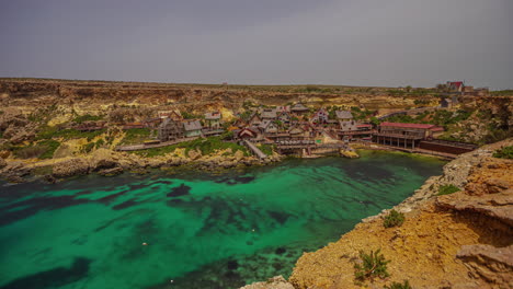 Aguas-De-Marea-En-La-Bahía-Del-Ancla-Por-El-Mirador-Del-Pueblo-De-Popeye-En-Malta---Lapso-De-Tiempo