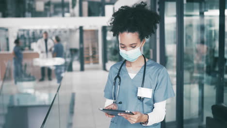 un médico que lleva una máscara