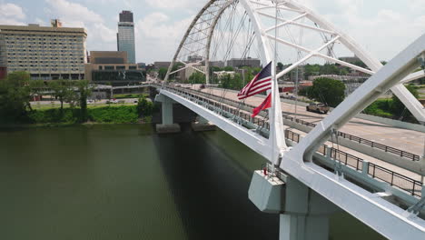 USA-And-Arkansas-Flag-On-The-Broadway-Bridge-With-Traffic-In-Little-Rock,-Arkansas,-USA