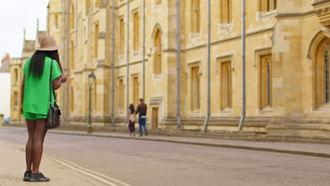 Turista-Femenina-Con-Cámara-De-Vacaciones-En-Oxford,-Reino-Unido,-Explorando-La-Ciudad-Caminando-Por-Holywell-Street-Usando-Un-Teléfono-Móvil-Para-Obtener-Direcciones-E-Información-6