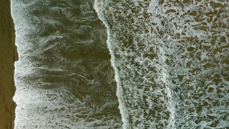 Vista-Aérea-De-Las-Olas-Entrantes-Rodando-Sobre-La-Playa-En-La-Playa-De-90-Millas,-Nueva-Zelanda