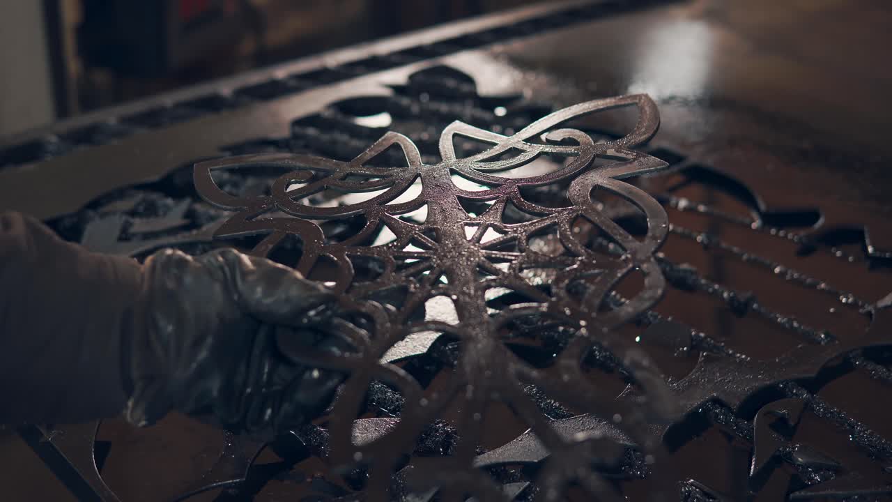 작업실 에서 금속 공예인